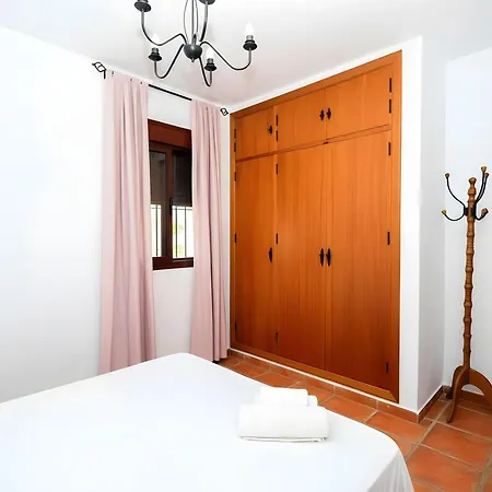 Casa Con Jardin Privado Piscina Compartida Garaje Incluido Apartament *