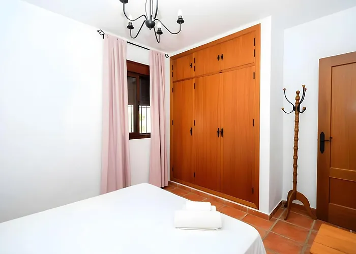 Casa Con Jardin Privado Piscina Compartida Garaje Incluido شقة *